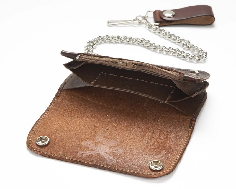 Cartera Con Cadena Marrón Estilo Motero Con Grabado Calavera Y Tibias Cruzadas 3 Cartera Con Cadena Marrón Estilo Motero Con Grabado Calavera Y Tibias Cruzadas - Imagen 3