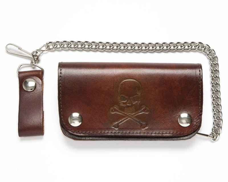 Cartera Con Cadena Marrón Estilo Motero Con Grabado Calavera Y Tibias Cruzadas 2 Cartera Con Cadena Marrón Estilo Motero Con Grabado Calavera Y Tibias Cruzadas - Imagen 2